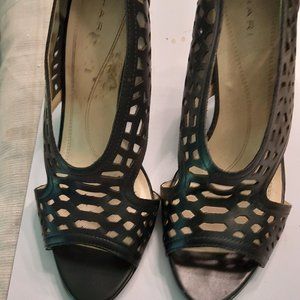 Tahari black heels size 10